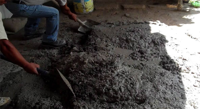 How to Combine Concrete by Hand on the Site